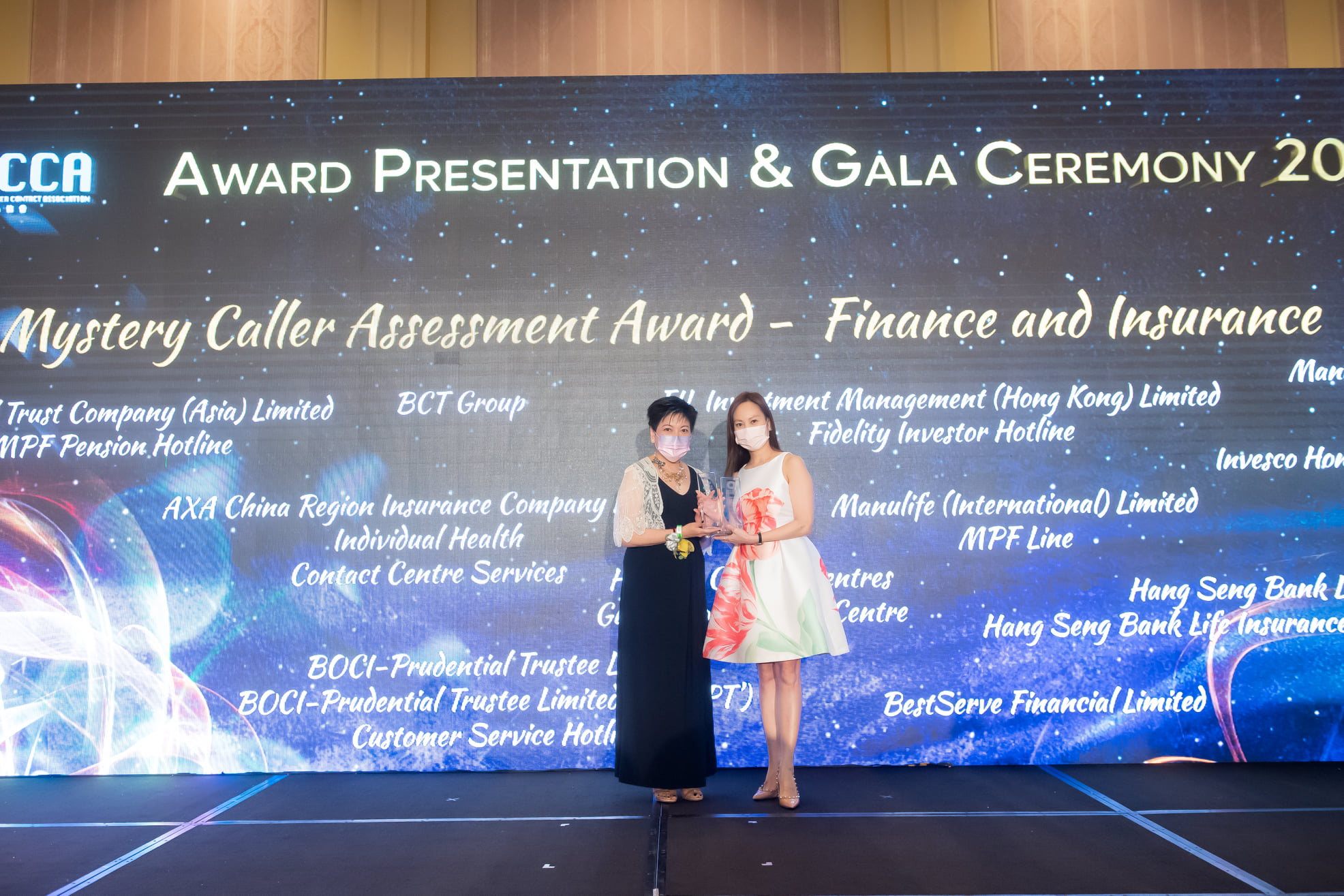 BCT銀聯集團業務拓展及策略高級總監謝子瑩（右）獲香港客戶中心協會（HKCCA）副主席潘美慧頒發「神秘客戶撥測大獎」—金融及保險業組別的「行業大獎」及「金獎」