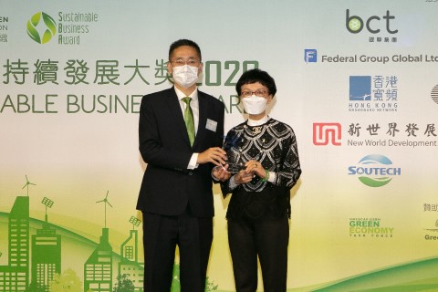 Ka Shi LAU, Managing Director & CEO of BCT Group (right), received the “Sustainable Business Award” and “Sustainable Leadership Award 2020” from Under Secretary for Commerce and Economic Development, Bernard CHAN Pak-li