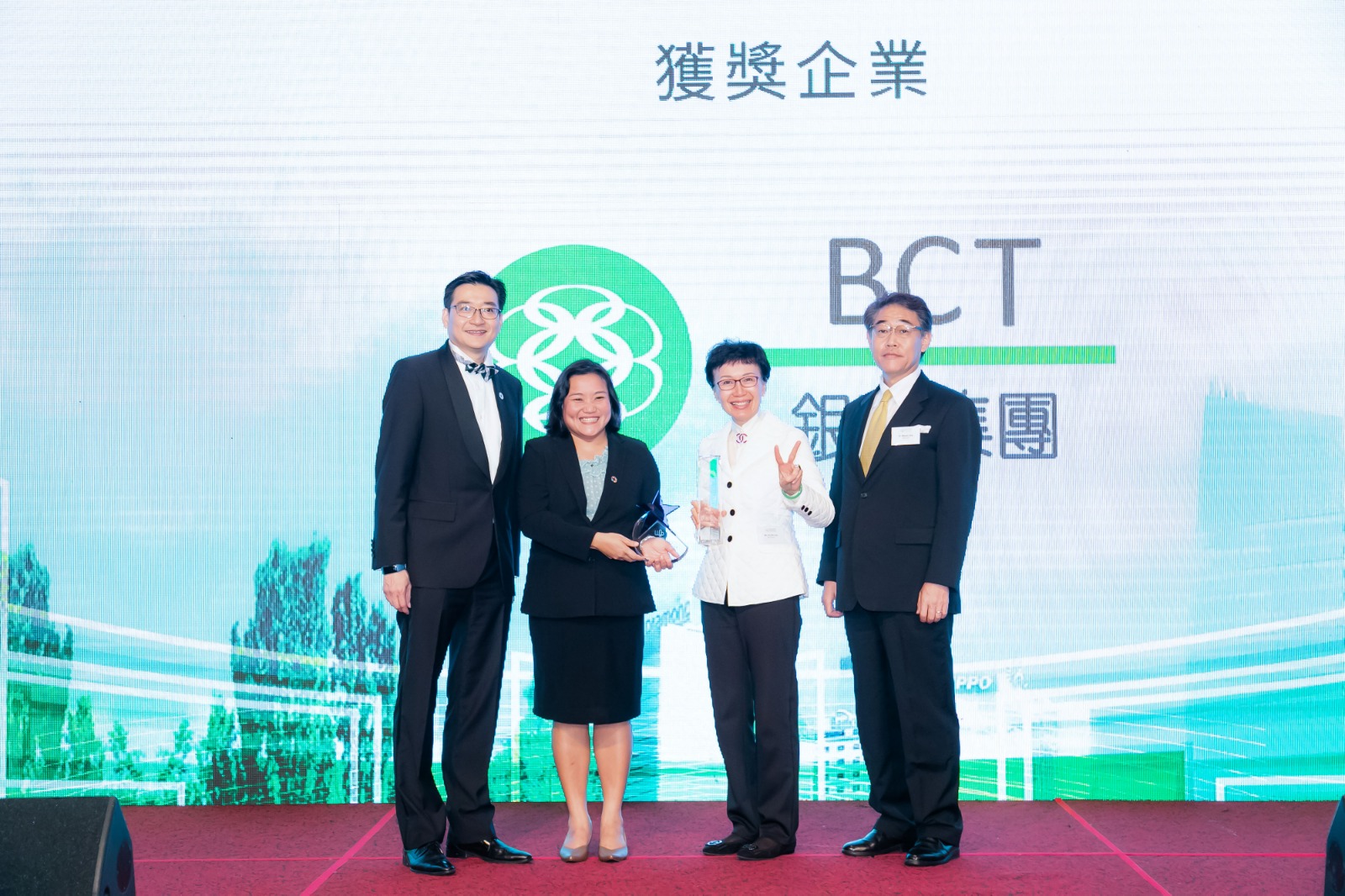 BCT銀聯集團董事總經理及行政總裁劉嘉時 (右二) 獲聯合國亞洲及太平洋經濟社會委員會的發展融資主管Tientip Subhanij (左二) 頒發兩個大奬