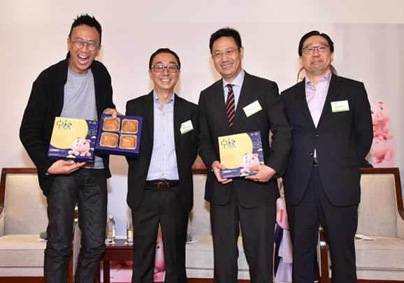 BCT首席業務總監李德麟（左二）、BCT投資總監夏卓華（右一）致送紀念品予鄭丹瑞（左一）及景順投資管理有限公司多元資產及香港退休金主管陳柏鉅（右二）