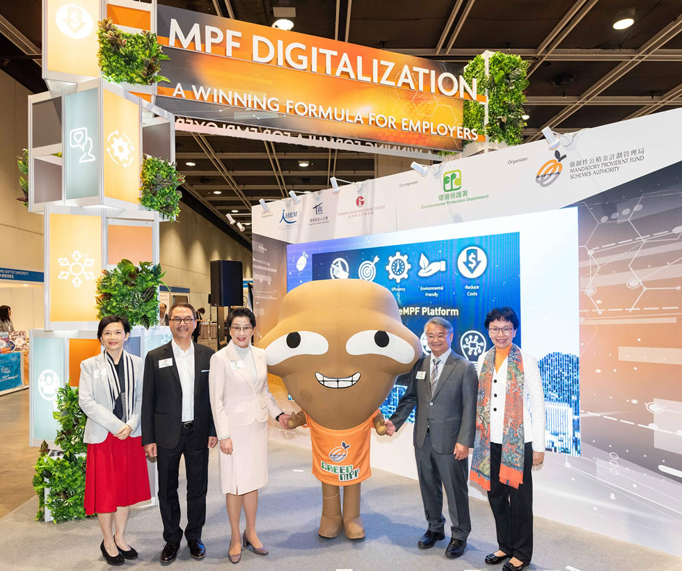 Ka Shi Lau (1st from right), Managing Director & CEO of BCT Group, as Vice-Chairman and Pensions & Funds Subcommittee Co-Chair of the Hong Kong Trustees’ Association, together with a group of guests, including The Big Waster, officiated the opening ceremony of the MPF Pavilion.