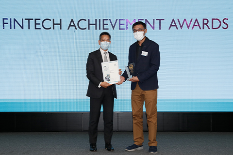 Clement Lo, Chief Information Officer of BCT Group (left), received the “eMPF Tech Gold Award” from IFTA Council Juror, Emil CHAN (right)